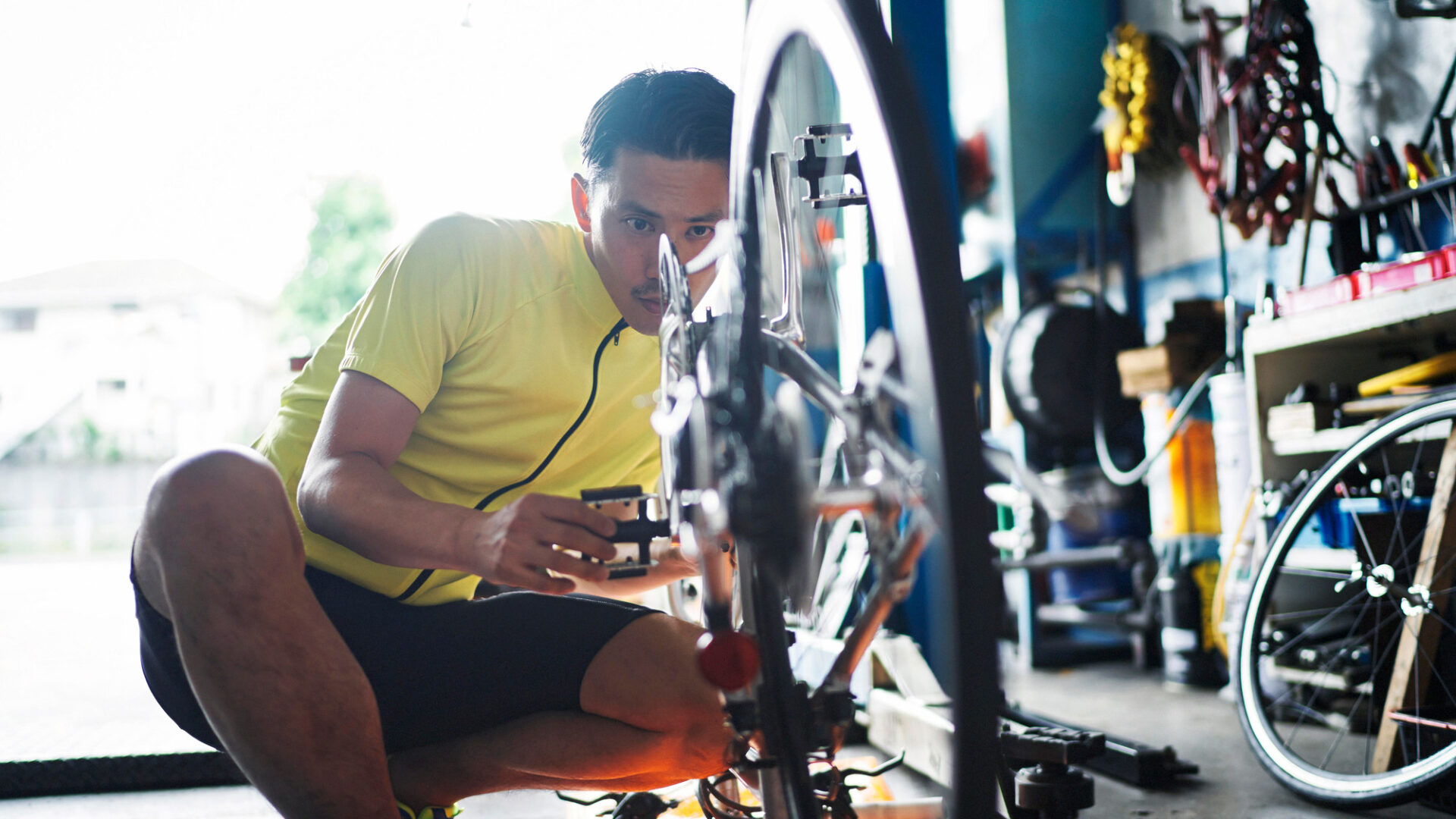 自転車のメンテナンスをする男性